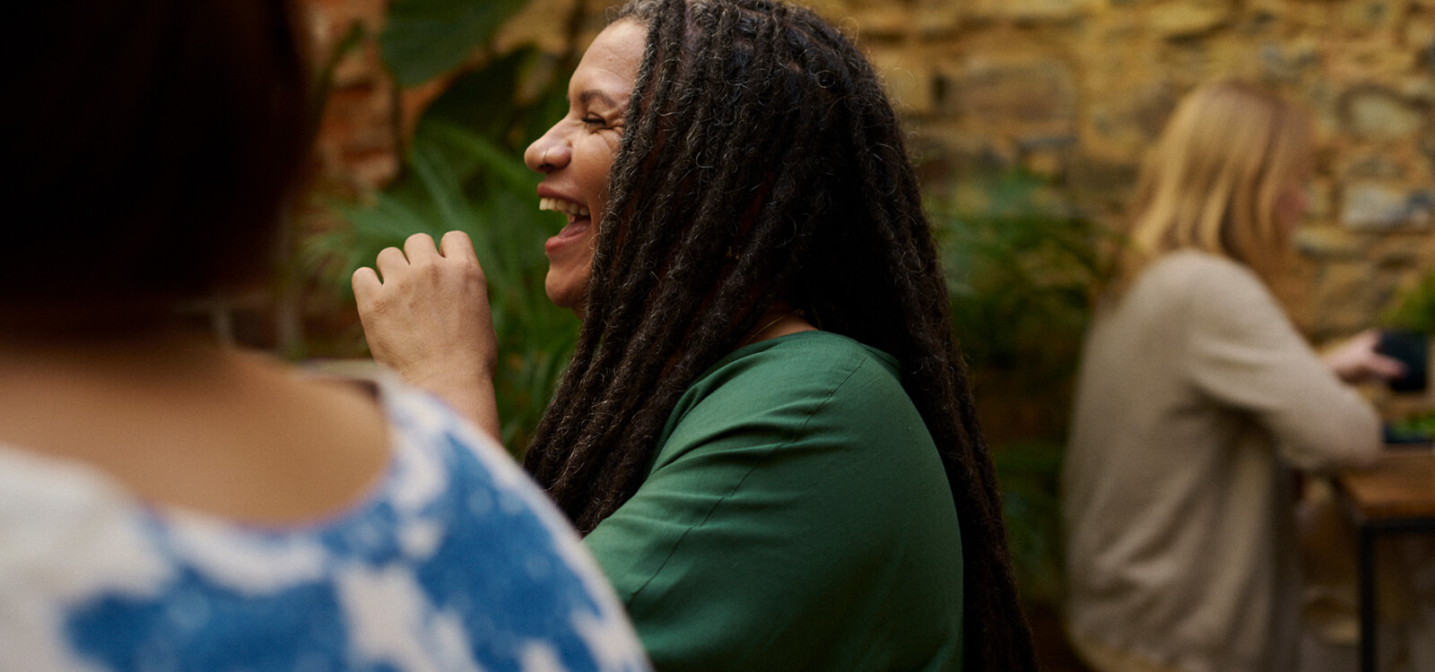 Eine Frau lacht. Eine Frau lacht.